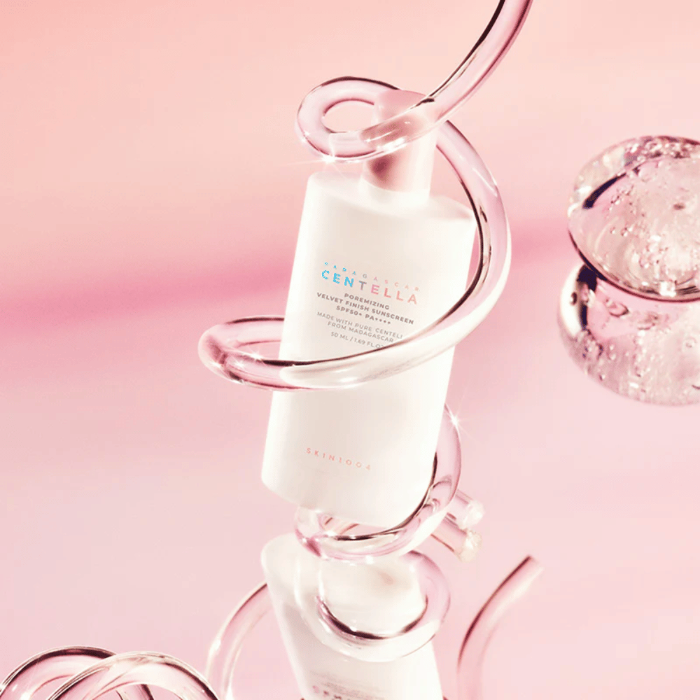 SKIN1004 Madagascar Centella Poremizing Velvet Finish Sunscreen SPF 50+ PA++++ mit samtigem Finish, das die Haut vor UVA- und UVB-Strahlen schützt und gleichzeitig dazu beiträgt, die Sichtbarkeit der Poren zu minimieren.