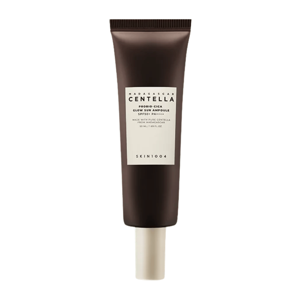 SKIN1004 Madagascar Centella Probio-Cica Glow Sun Ampoule ist ein Sonnenschutz mit SPF50+ PA++++, der einen schönen Glow verleiht und gleichzeitig die Haut mit Centella aus Madagaskar beruhigt und stärkt. Geeignet für empfindliche Haut.
