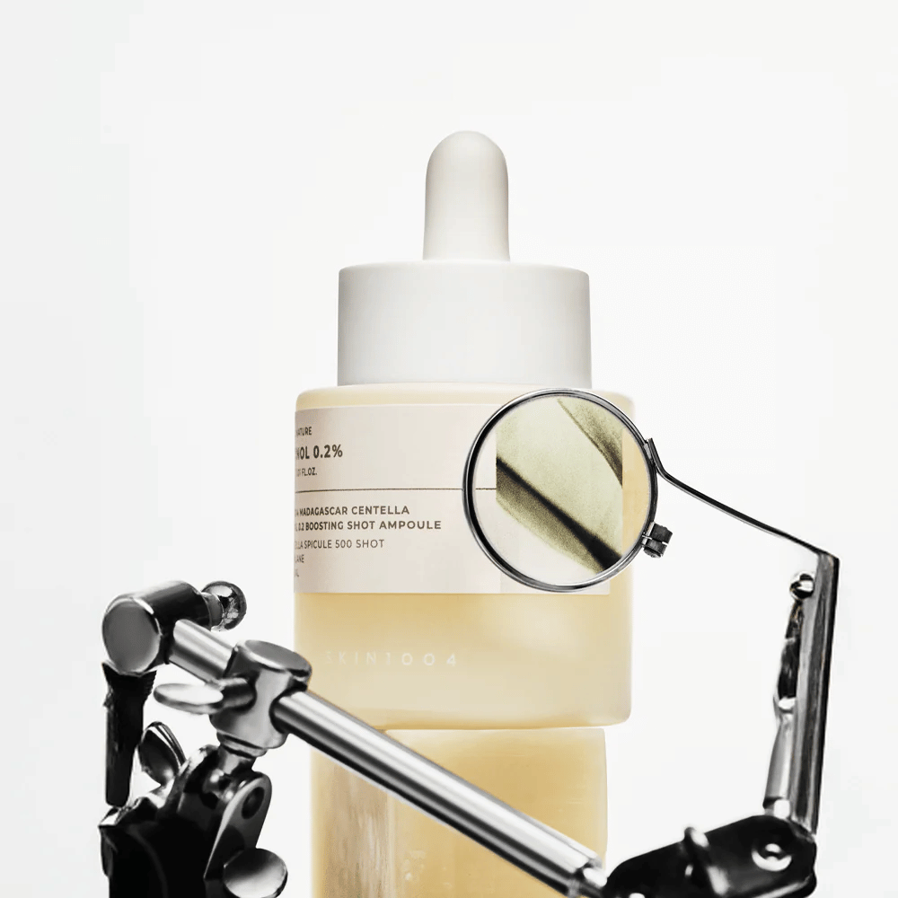 Detailaufnahme von SKIN1004 Madagascar Centella Retinol 0.2 Boosting Shot Ampoule, die die aktive Formel mit Retinol, Centella-Spikel und squalane für effektive Hauterneuerung hervorhebt.