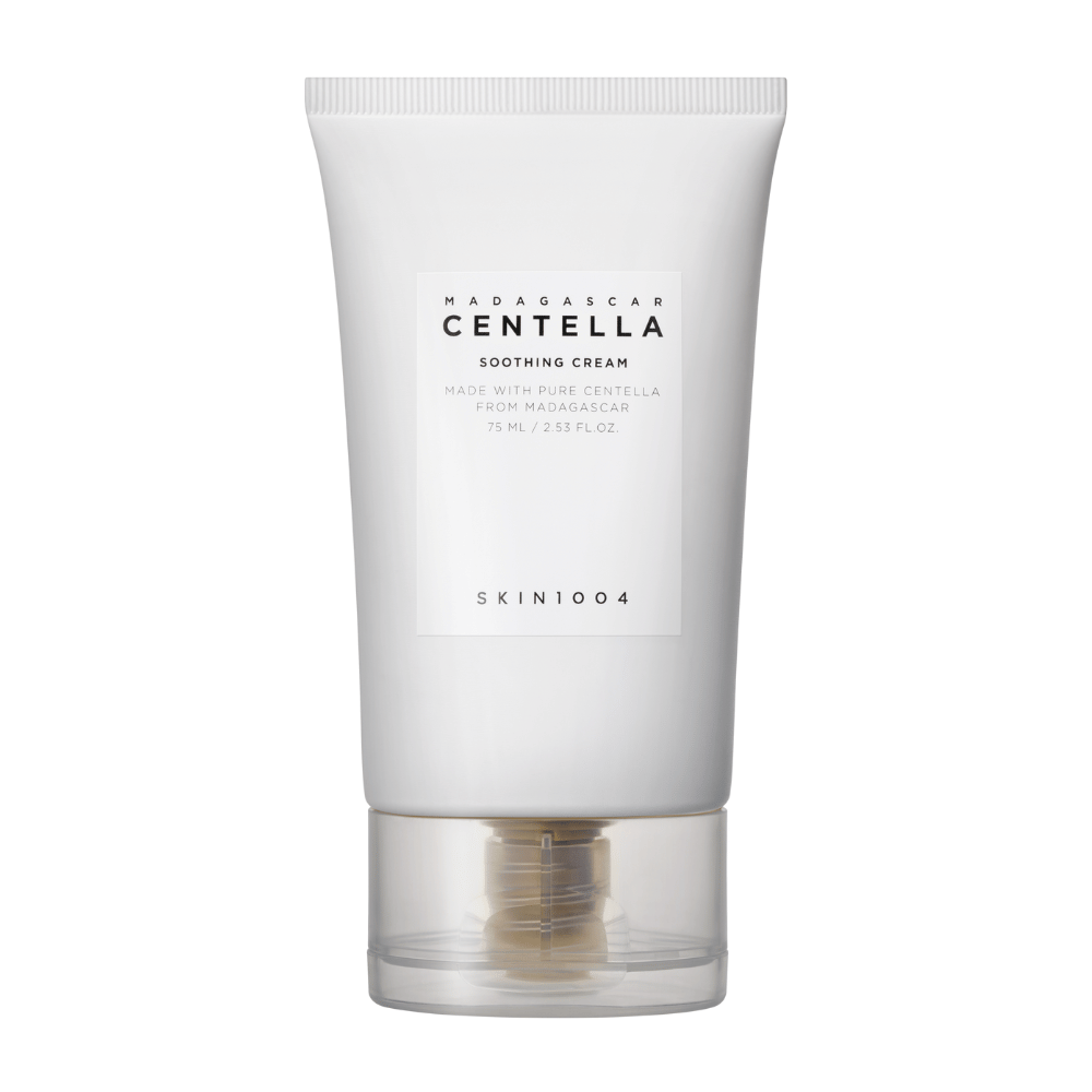 Eine weiße Tube von Madagascar Centella Soothing Cream aus SKIN1004 mit einem durchsichtigen Verschluss. Der Text auf der Tube beschreibt das Produkt als beruhigend und hergestellt mit reiner Centella aus Madagaskar. Die Tube enthält 75 ml / 2,53 fl. oz.