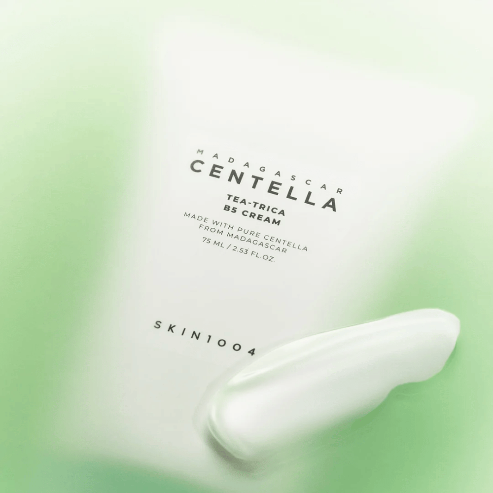 SKIN1004 Tea-Trica B5 Cream mit leichter Formel, die die Talgproduktion ausgleicht und für fettige und zu Akne neigende Haut geeignet ist
