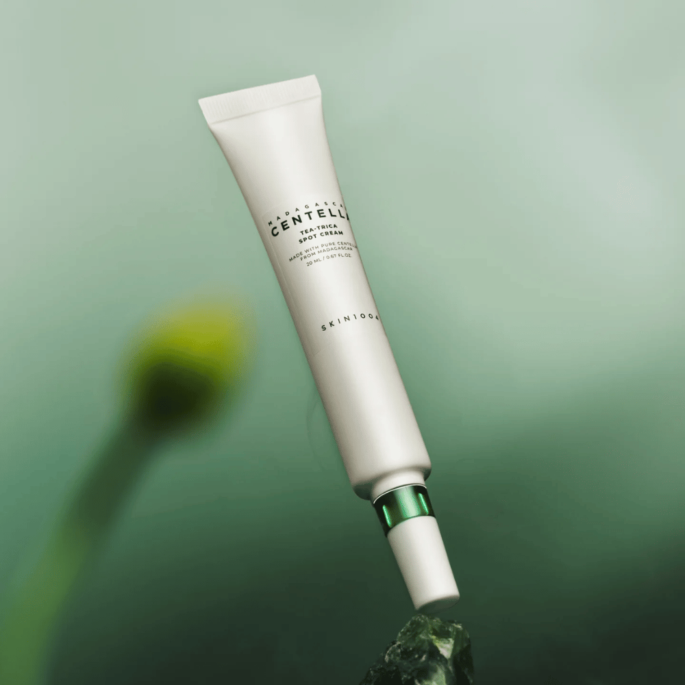 SKIN1004 Madagascar Centella Tea-Trica Spot Cream schwebend vor grünem Hintergrund – effektive Spot treatment für akneanfällige Haut mit Centella aus Madagaskar.