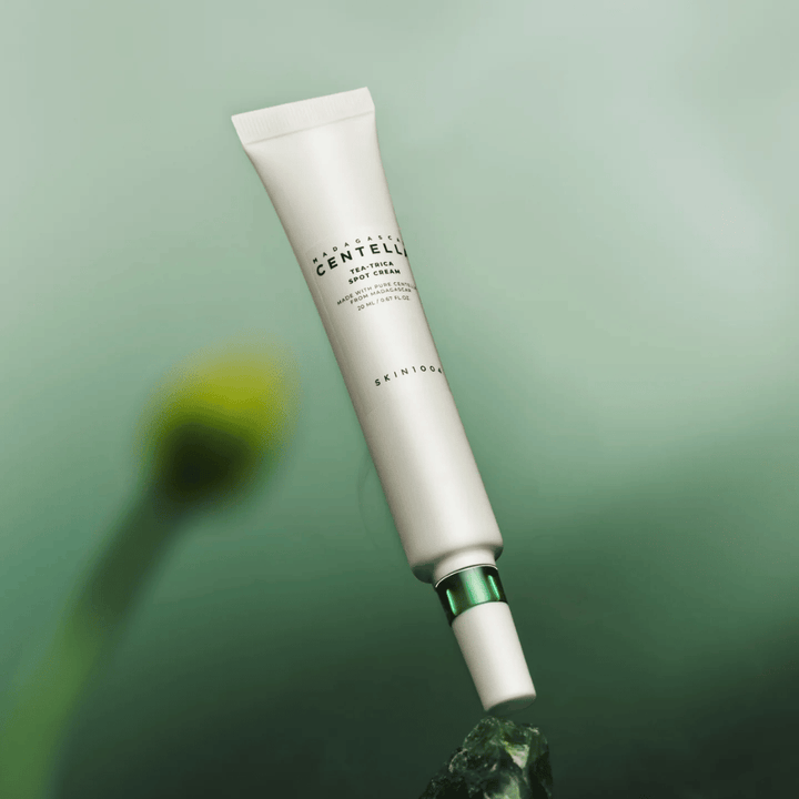 SKIN1004 Madagascar Centella Tea-Trica Spot Cream schwebend vor grünem Hintergrund – effektive Spot treatment für akneanfällige Haut mit Centella aus Madagaskar.