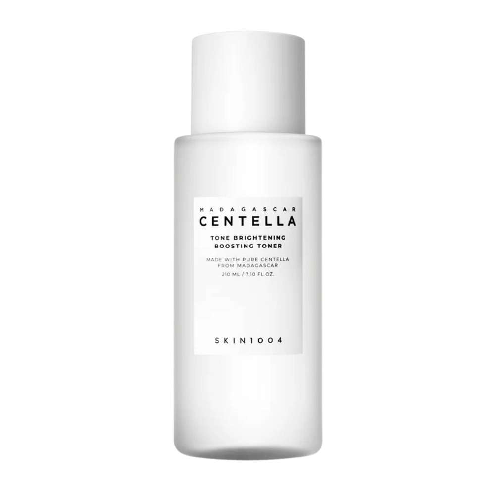 Produktbild von SKIN1004 Madagascar Centella Tone Brightening Boosting Toner – eine weiße, elegante Flasche mit minimalistischem Design und schwarzem Text.
