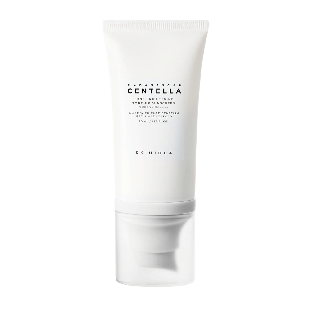 Eine Tube mit Madagascar Centella Tone Brightening Tone-Up Sunscreen von SKIN1004. Die Tube ist weiß mit schwarzem Text und enthält 50 ml. Das Produkt hat SPF 50+ PA++++ und wird mit reiner Centella aus Madagaskar hergestellt.