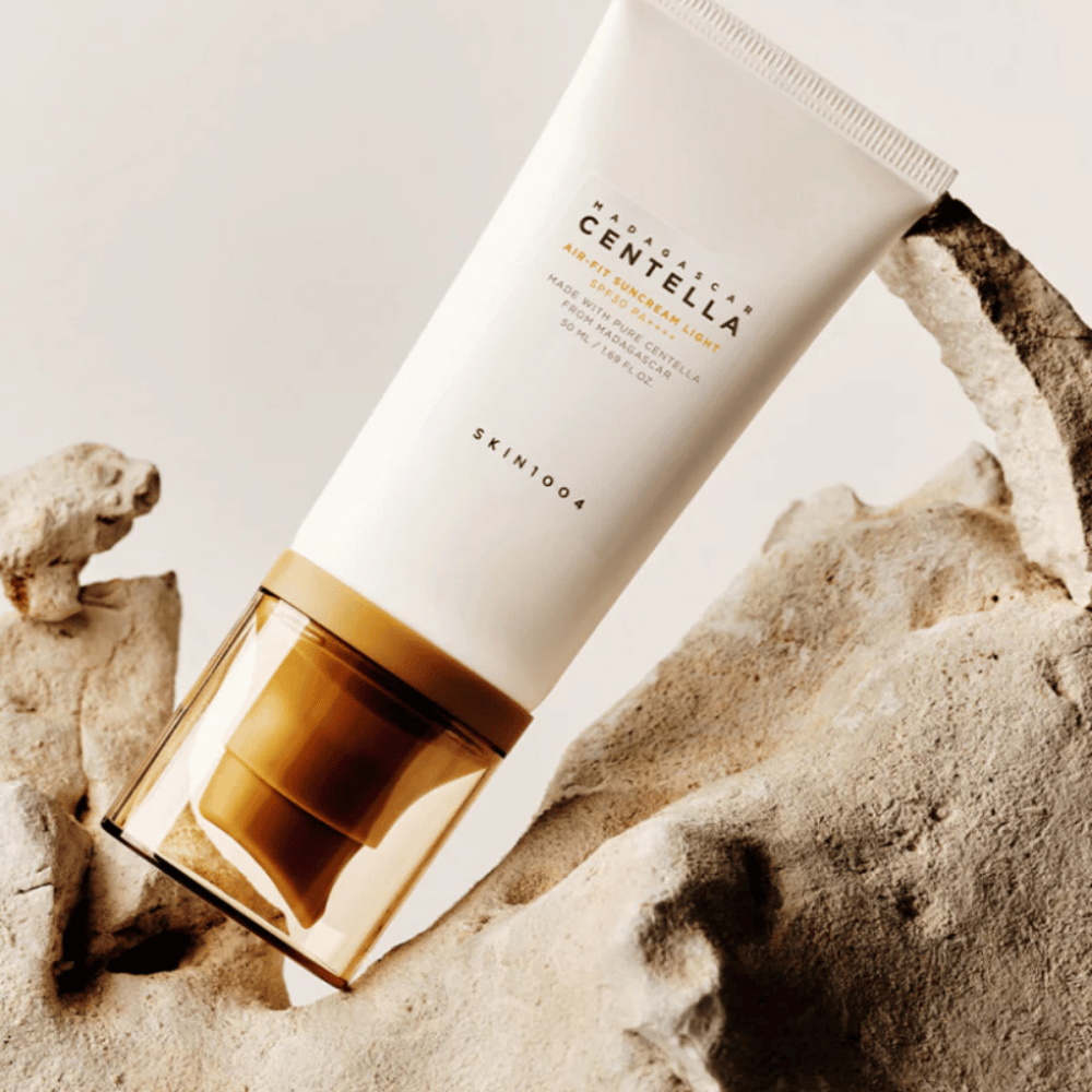 SKIN1004 Madagascar Centella Air-Fit Suncream Light SPF30 – feuchtigkeitsspendender Sonnenschutz, der hilft, die Hautbarriere zu stärken und ein natürliches, frisches Ergebnis zu erzielen.