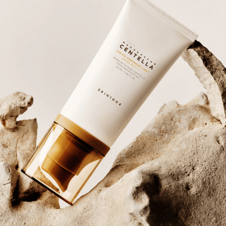 SKIN1004 Madagascar Centella Air-Fit Suncream Light SPF30 – feuchtigkeitsspendender Sonnenschutz, der hilft, die Hautbarriere zu stärken und ein natürliches, frisches Ergebnis zu erzielen.