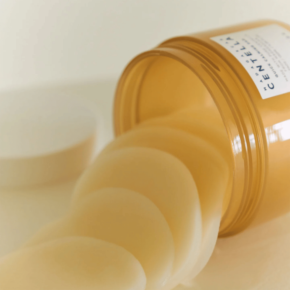 Geöffnete Dose mit SKIN1004 Madagascar Centella Quick Calming Pad – mehrere runde Toner Pads in hellgelber Flüssigkeit sichtbar, die Dose ist bernsteinfarben mit weißem Etikett.