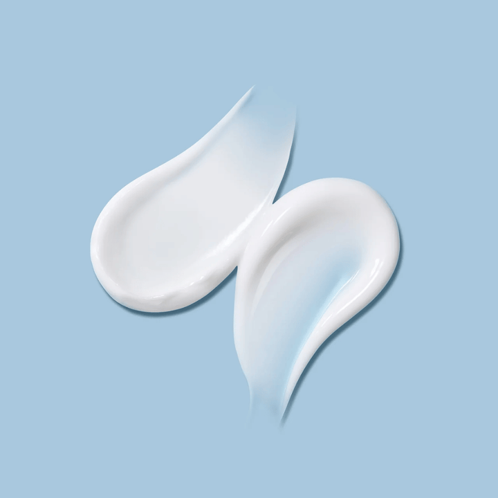 Textur von MADECA Cream Time Reverse Zero – seidig und leichte Creme, die intensive Feuchtigkeit spendet, ohne sich fettig auf der Haut anzufühlen.