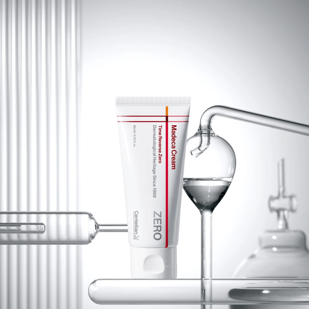 MADECA Cream Time Reverse Zero von Centellian24 in klinischer Umgebung – koreanische Gesichtscreme, entwickelt, um die Hautbarriere zu stärken und beruhigende, reparierende Pflege zu bieten.