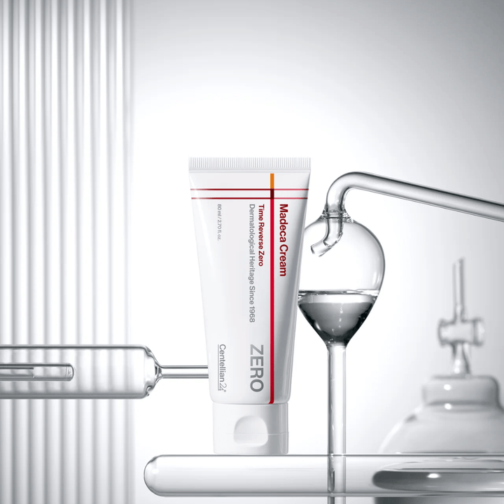 MADECA Cream Time Reverse Zero von Centellian24 in klinischer Umgebung – koreanische Gesichtscreme, entwickelt, um die Hautbarriere zu stärken und beruhigende, reparierende Pflege zu bieten.