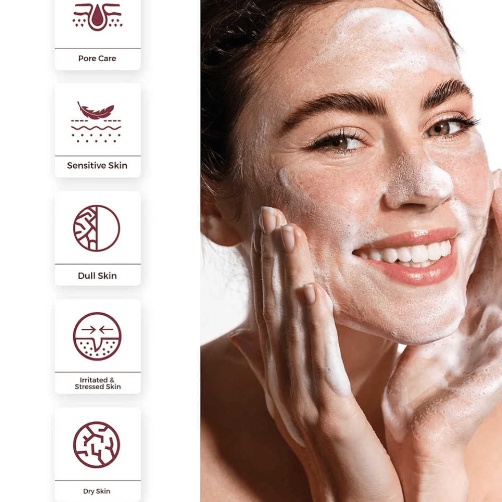 Person, die Centellian24 Madeca Amino Acid Cleansing Foam verwendet – milde koreanische Gesichtsreinigung, die einen weichen Schaum erzeugt und hilft, Poren zu reinigen sowie empfindliche Haut zu beruhigen.