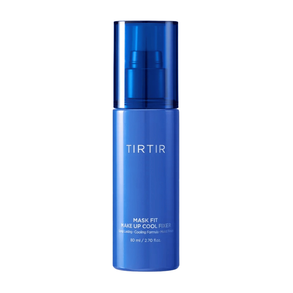 Eine blaue Sprühflasche mit "TIRTIR Mask Fit Make Up Cool Fixer" auf dem Etikett. Das Design der Flasche ist elegant und modern und enthält 80 ml (2,70 fl. oz.) eines Produkts, das ein langanhaltendes und erfrischendes Finish für Make-up bietet.