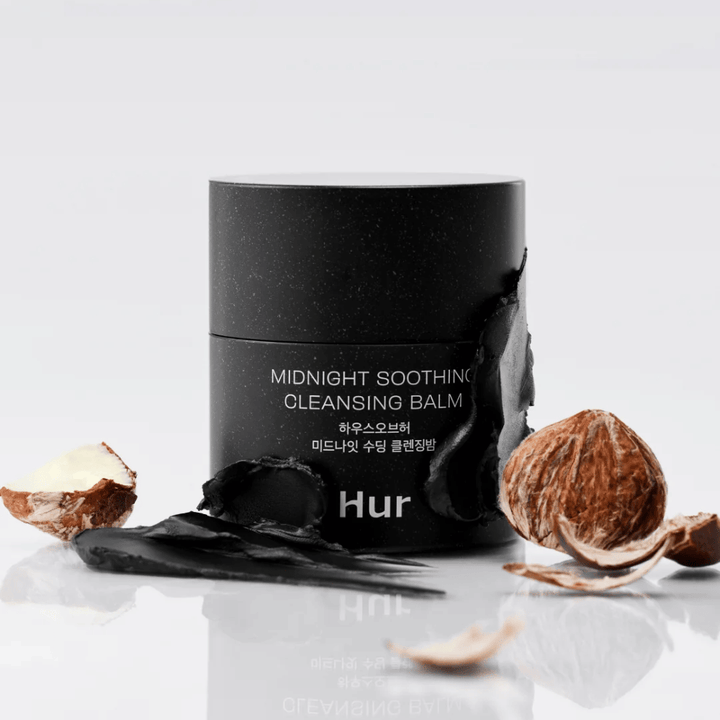Wie Midnight Soothing Cleansing Balm mit Balsamtextur und natürlichen Inhaltsstoffen. Sanfte Gesichtsreinigung, die die Haut beruhigt und Make-up entfernt.