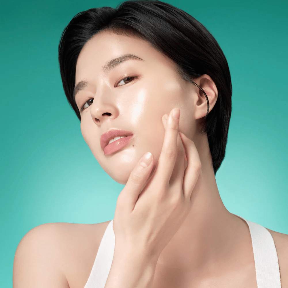 Frau mit strahlender Haut nach der Anwendung von Purito Mighty Bamboo Panthenol Serum – beruhigendes und feuchtigkeitsspendendes Serum, das die Hautbarriere stärkt.