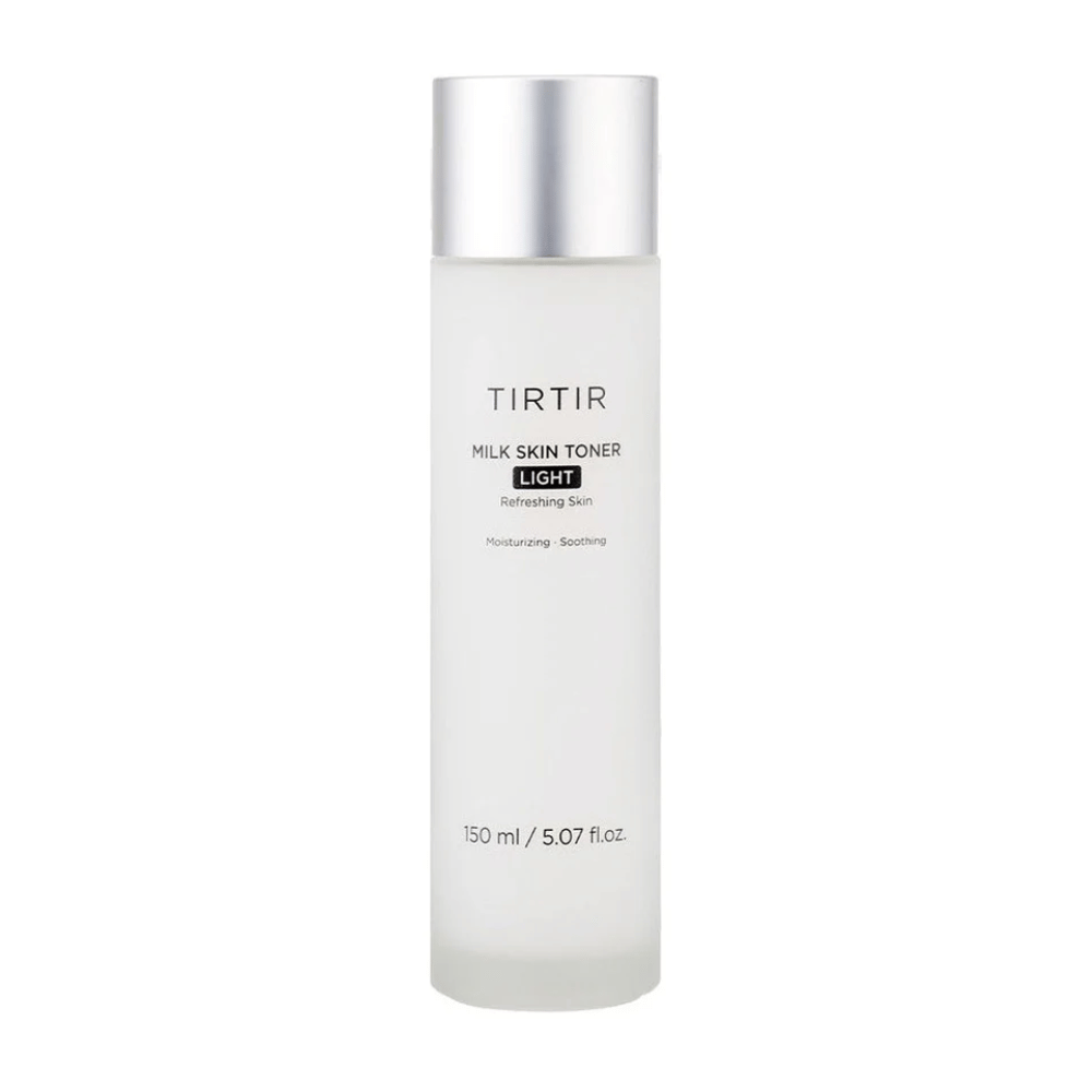 Ein Bild von einem Hautpflegeprodukt von TIRTIR, "Milk Skin Toner Light". Die Flasche ist weiß und elegant mit einem Text, der den Toner als erfrischend, feuchtigkeitsspendend und beruhigend beschreibt. Der Inhalt beträgt 150 ml oder 5,07 fl. oz.