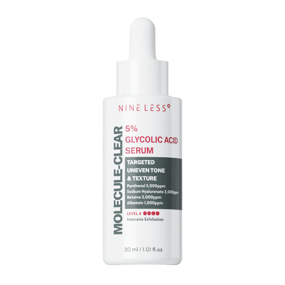 Nine Less Molecule-Clear 5% Glycolic Acid Serum in weißer Flasche mit Pipette, 30 ml. Exfolierendes Serum für ungleichmäßigen Hautton und Textur mit Panthenol, Hyaluronsäure, Betaine und Allantoin.