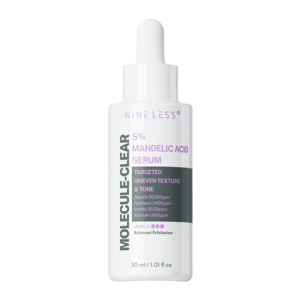 Nine Less Molecule-Clear 5% Mandelic Acid Serum in einer weißen Flasche mit Pipette, formuliert für empfindliche Haut und ausgewogene Exfoliation von ungleichmäßigem Hautton und Textur.