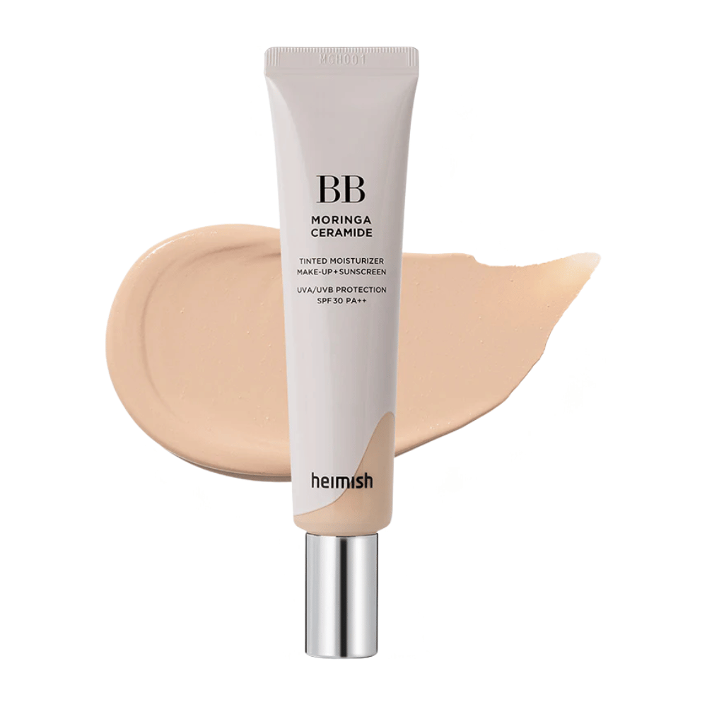 Produktbild von Heimish Moringa Ceramide BB Cream vor einem hellen Farbmuster. Das Bild fokussiert sich auf einen helleren Farbton und zeigt das weiche, natürliche Finish, das die BB-Creme der Haut verleiht.