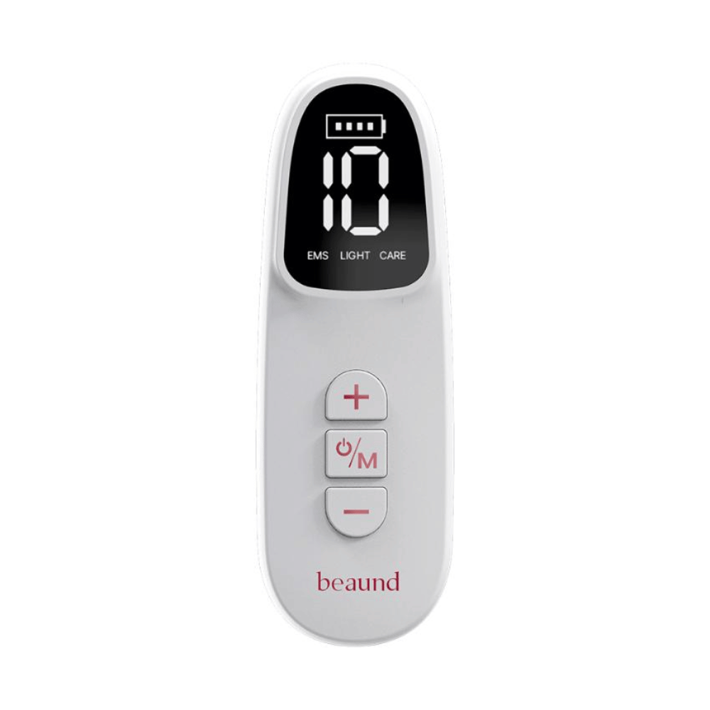 Nahaufnahme der Fernbedienung für Beaund Neckcera. Das digitale Display zeigt den Batteriestand sowie Einstellungen für EMS, Lichttherapie und Pflegeprogramme an.