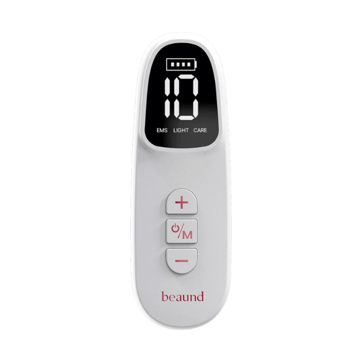 Nahaufnahme der Fernbedienung für Beaund Neckcera. Das digitale Display zeigt den Batteriestand sowie Einstellungen für EMS, Lichttherapie und Pflegeprogramme an.