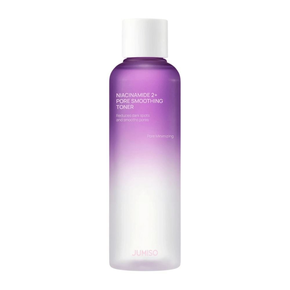 Produktbild von JUMISO Niacinamide 2+ Pore Smoothing Toner auf hellem Hintergrund. Die lila-weiße Flasche hebt den Fokus des Produkts auf Porenverfeinerung, einen ebenmäßigeren Hautton und die Verringerung der Sichtbarkeit dunkler Flecken hervor.