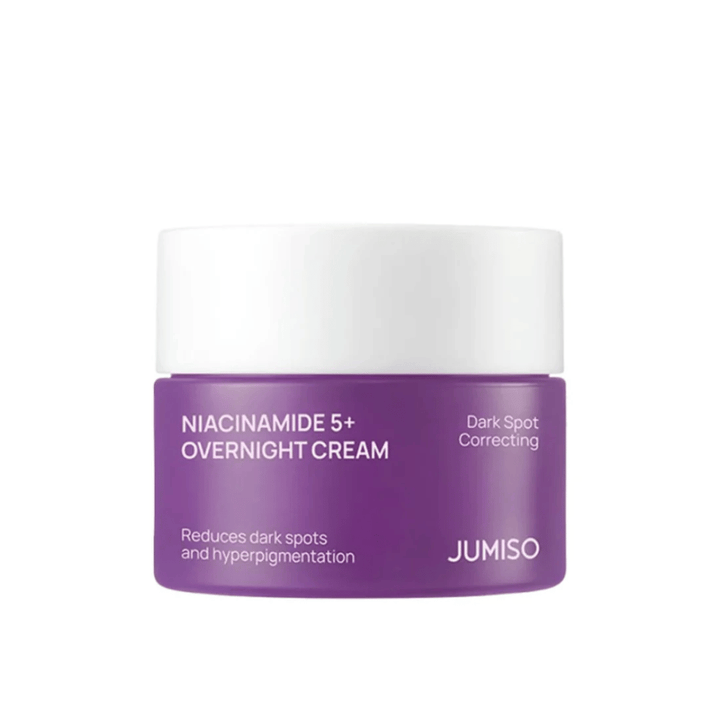 JUMISO Niacinamide 5+ Overnight Cream in lila Dose vor hellem Hintergrund. Nachtcreme mit Niacinamid, die hilft, Pigmentflecken und einen ungleichmäßigen Hautton zu reduzieren und der Haut über Nacht einen gleichmäßigeren Glow zu verleihen.