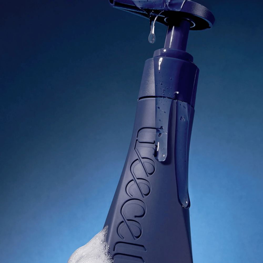 Dunkles und exklusives Produktbild von Treecell Night Collagen Shampoo mit Wassertropfen und Schaum, die die feuchtigkeitsspendenden und reinigenden Eigenschaften hervorheben.
