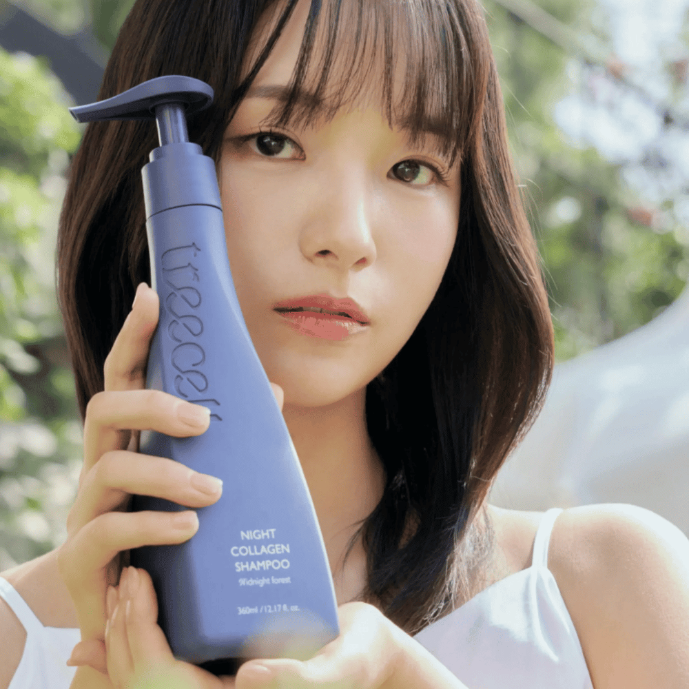 Eine Frau hält Treecell Night Collagen Shampoo Midnight Forest in einer natürlichen Umgebung hoch. Das Bild vermittelt gesundes Haar, Glanz und ein Premium-Gefühl mit Fokus auf Haar- und Kopfhautpflege.