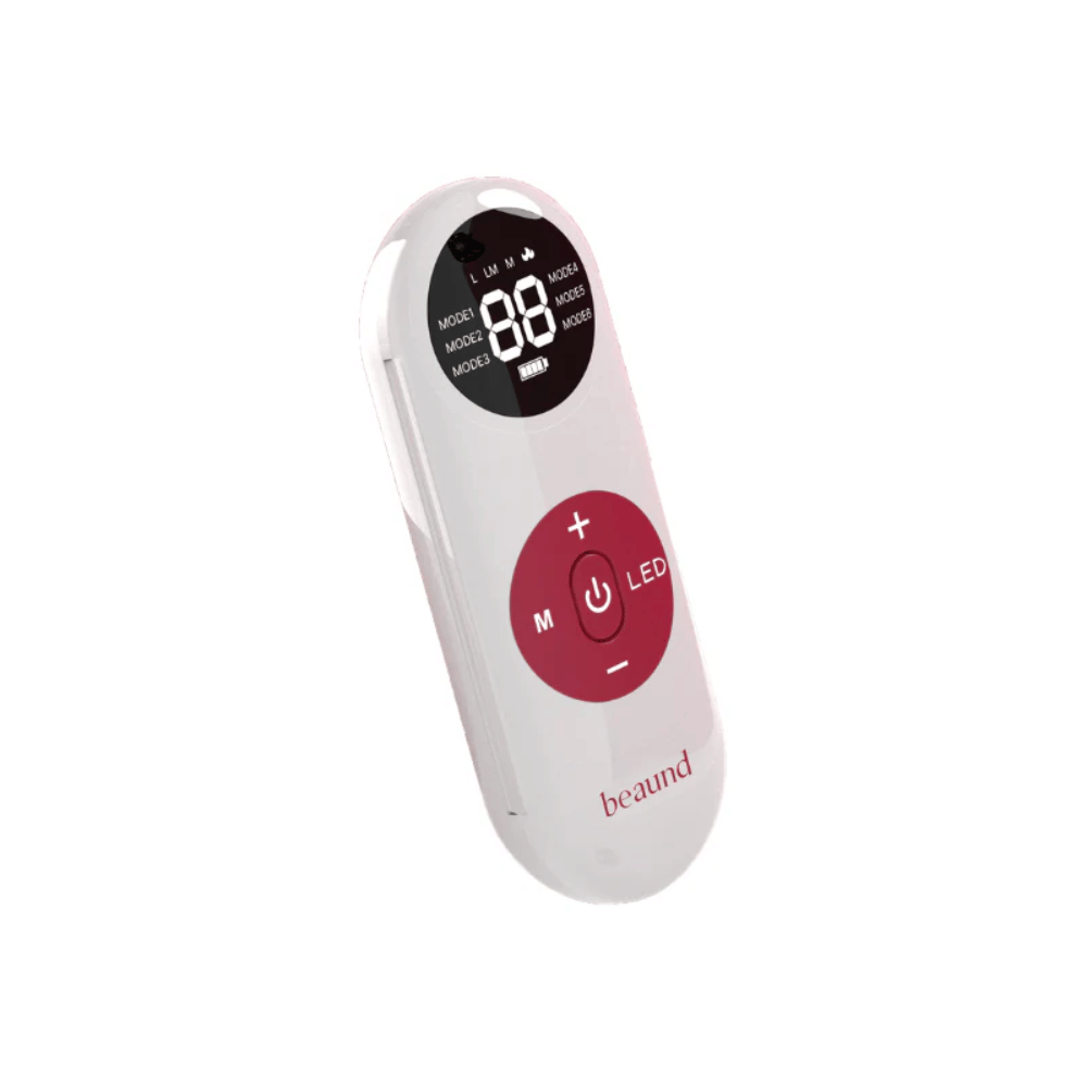 Nahaufnahme der kabellosen Fernbedienung von Beaund Nmode Pro. Das digitale Display zeigt Behandlungsmodus, Intensitätsstufe und Batteriestatus für eine einfache Steuerung an.