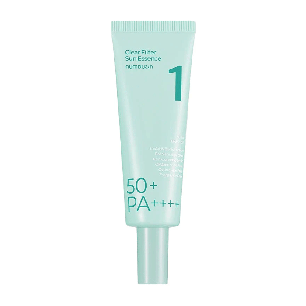 Eine hellblaue Tube mit No.1 Clear Filter Sun Essence SPF 50+ PA++++. Sie ist für empfindliche Haut konzipiert und bietet hohen Schutz vor sowohl UVA- als auch UVB-Strahlen. Das Produkt ist frei von komedogenen Inhaltsstoffen, Oxybenzon, Octinoxat und Parfüm. Die Tube enthält 50 ml.