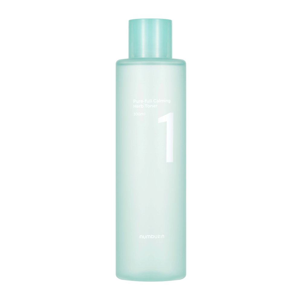 Eine Flasche mit No.1 Pure-Full Calming Herb Toner in einem transparenten hellblauen Design. Die Flasche hat einen hellblauen Verschluss und ein Etikett mit der Aufschrift "Pure-full Calming Herb Toner" sowie "300ml". Das Produkt hat ein minimalistisches Aussehen und vermittelt einen frischen und beruhigenden Eindruck.