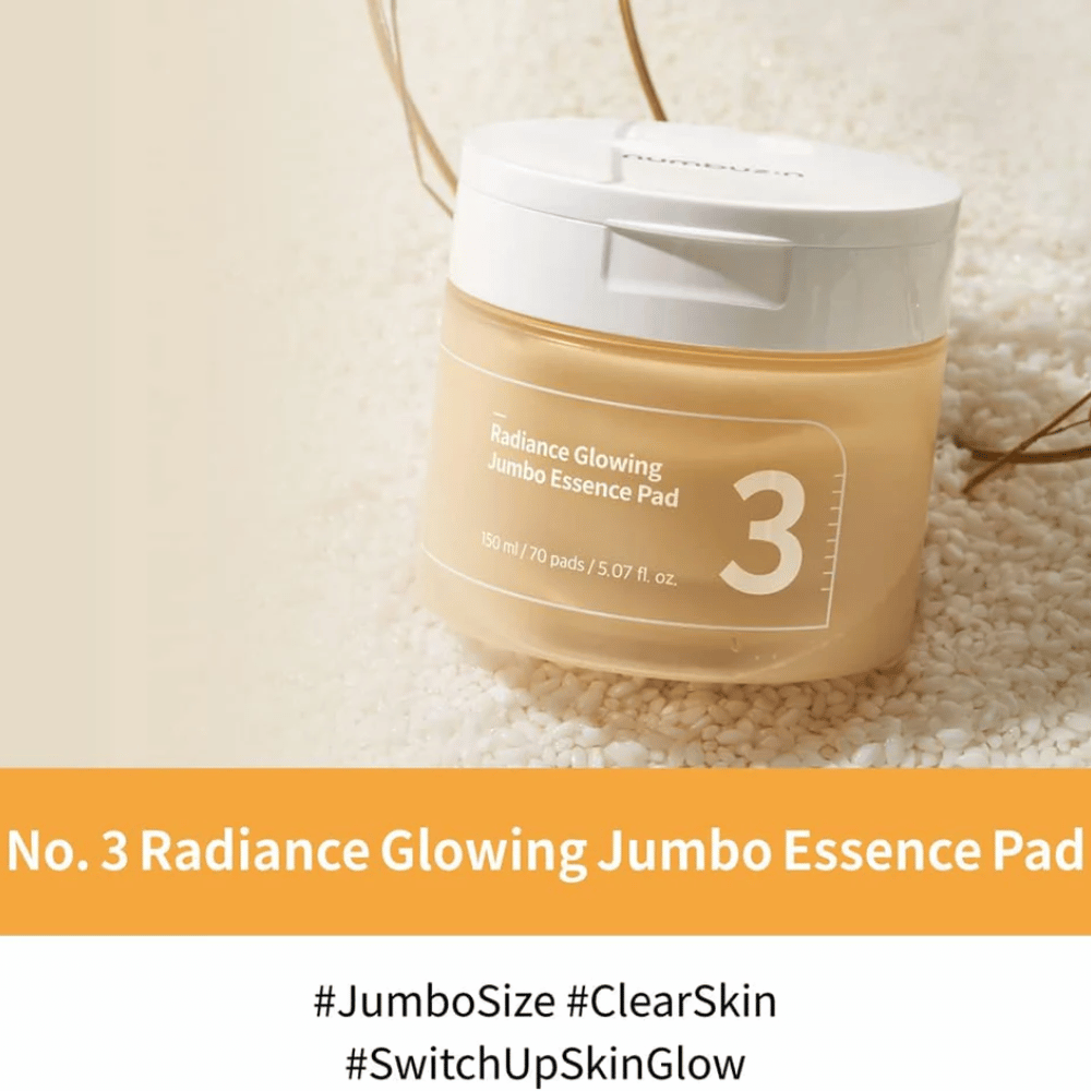 Dose mit numbuzin No. 3 Radiance Glowing Jumbo Essence Pad auf Reis platziert, Text auf dem Bild hebt die Jumbo-Größe und den Glow der Haut hervor.