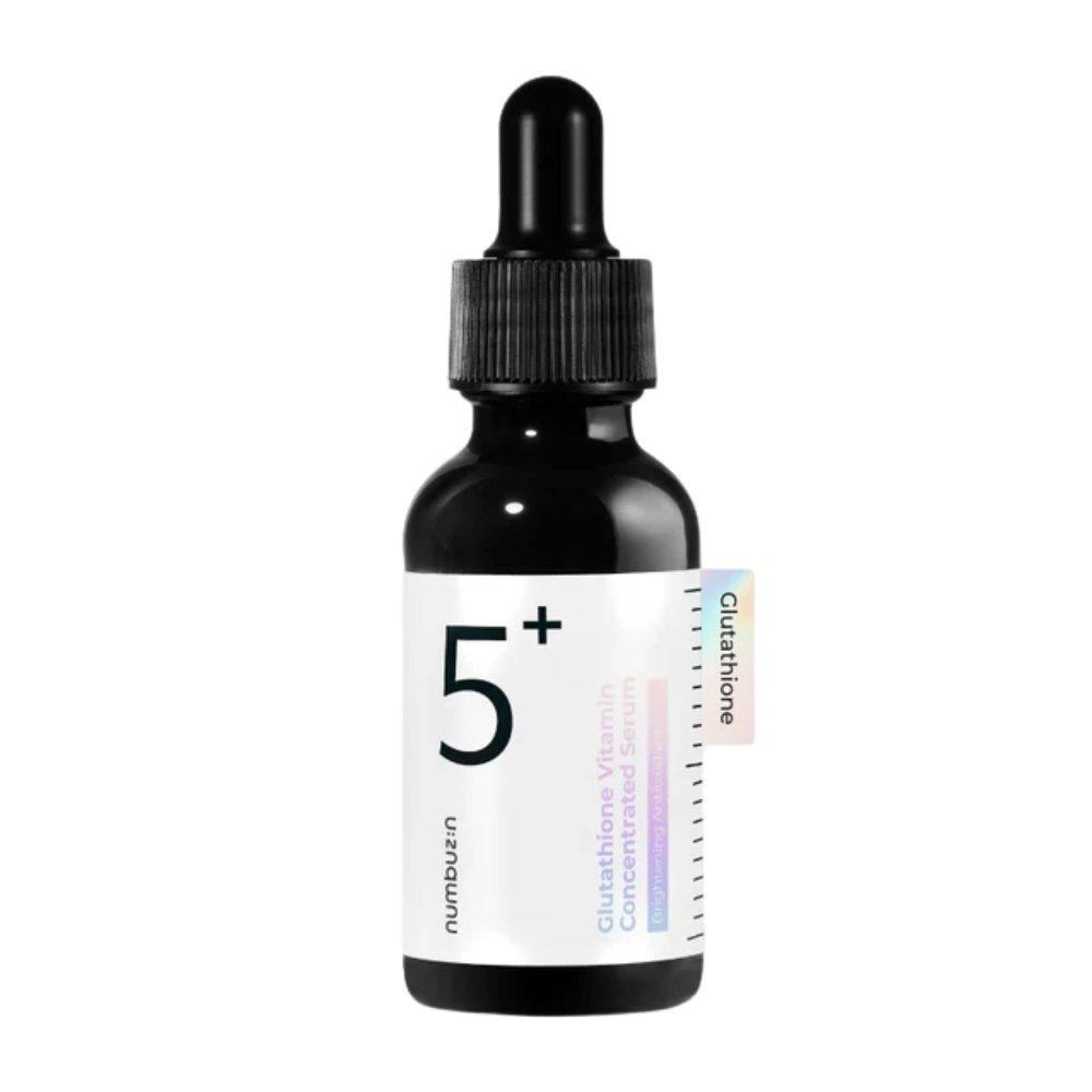 Produktbild von Numbuzin No.5+ Glutathione Vitamin Concentrated Serum in schwarzer Glasflasche mit Pipette. Für pigmentausgleichende Ergebnisse.