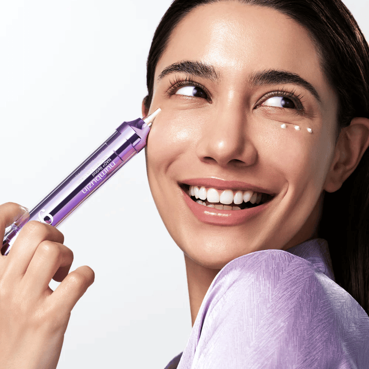 Modell, das No.9 NAD+ Retinol Volumetox Eye Cream um die Augen mit Präzisionsapplikator aufträgt, für gezielte Pflege gegen dunkle Ringe und feine Linien.