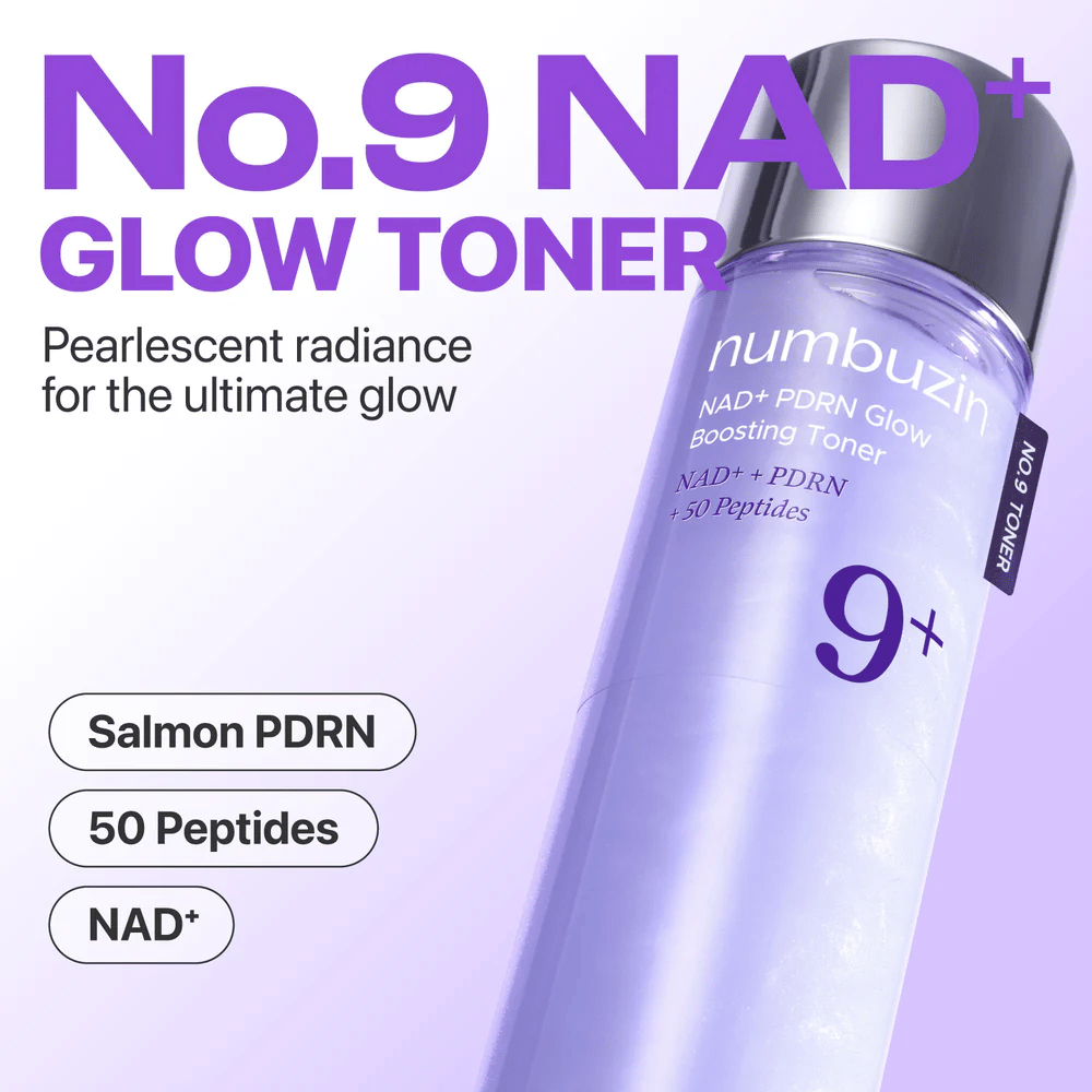 Produktbild von Numbuzin No.9 NAD+ Glow Toner in lila Flasche. Text: „Perlglanz für das ultimative Strahlen“ mit den Inhaltsstoffen Lachs PDRN, 50 Peptide, NAD+.