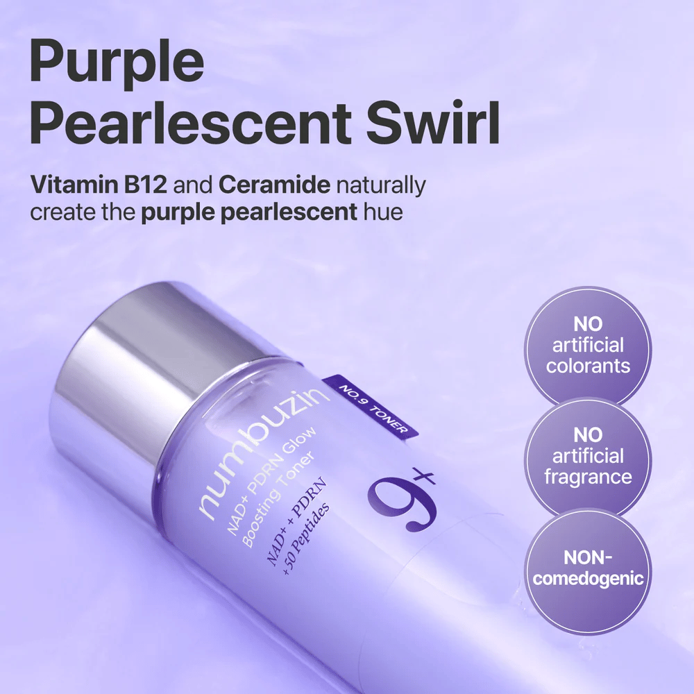 Nahaufnahme von Numbuzin No.9 Toner mit Text über „Purple Pearlescent Swirl“. Enthält Vitamin B12 und Ceramid, ohne künstliche Farbstoffe oder Düfte.
