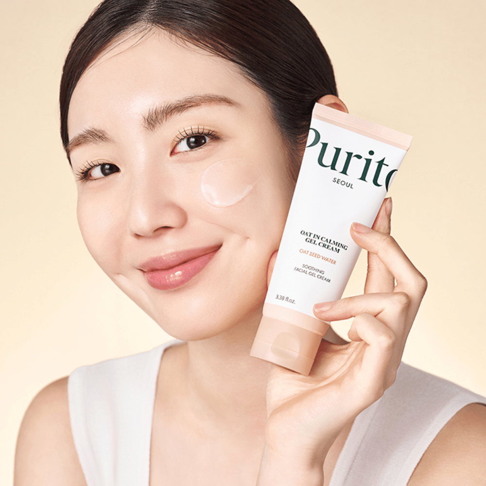 Frau trägt Purito Oat-In Calming Gel Cream im Gesicht auf. Milde und feuchtigkeitsspendende Gelcreme für empfindliche und gereizte Haut.