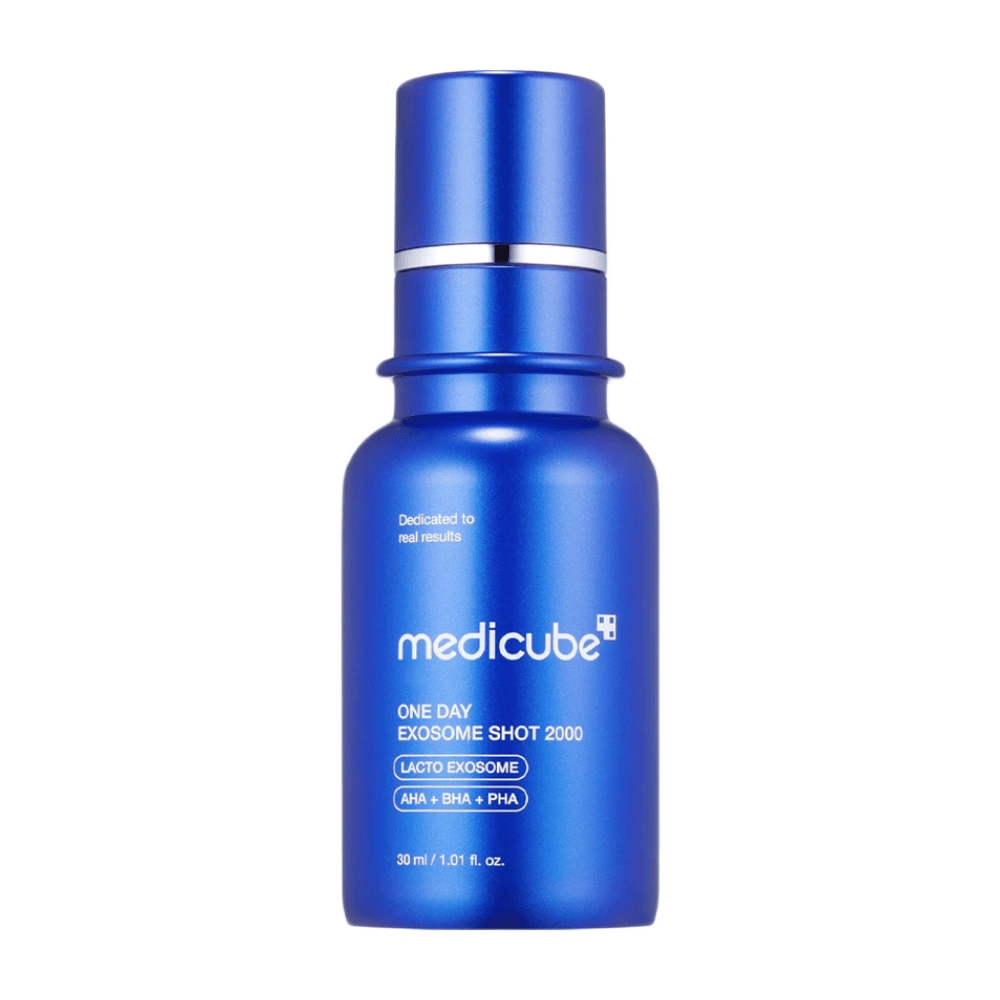 Mit Medicube One Day Exosome Shot Pore Ampoule 2000 erhalten Sie eine effektive Lösung zur Porenreduktion und Hauterneuerung. Angereichert mit Lacto Exosom und AHA, BHA und PHA exfoliert es sanft und verbessert gleichzeitig die Hautstruktur und spendet tiefe Feuchtigkeit.