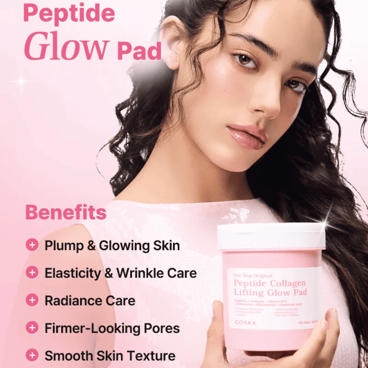 Modell hält COSRX Peptide Collagen Lifting Glow Pad mit Fokus auf Glow, Festigkeit, Hautelastizität und verbesserte Hautstruktur.
