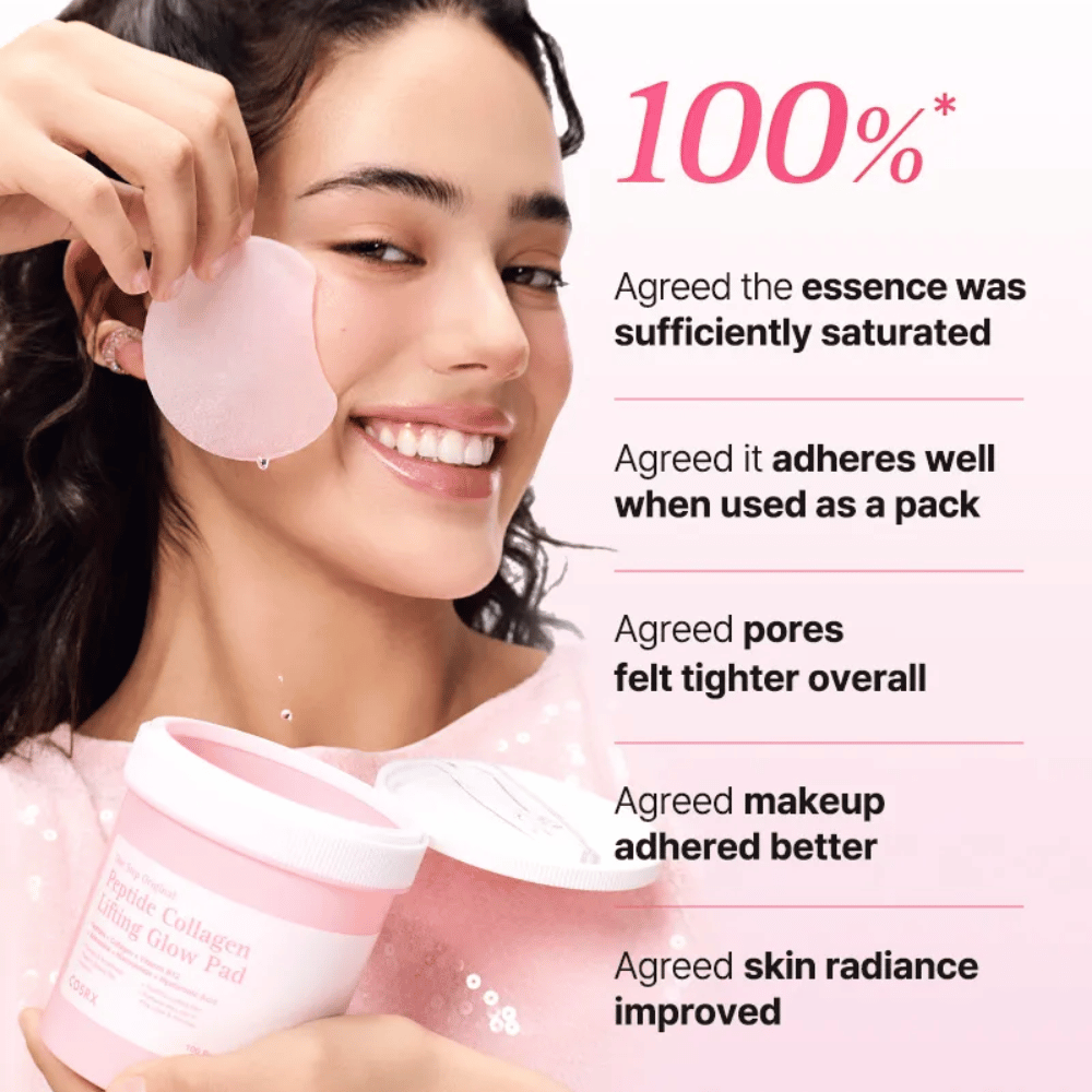 Modell verwendet COSRX Peptide Collagen Lifting Glow Pad mit Fokus auf Feuchtigkeitsversorgung, Glow und verbesserte Hautelastizität.