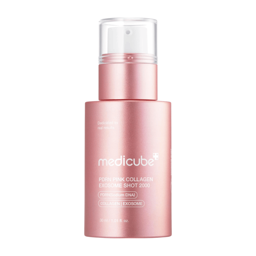 Produktbild von Medicube PDRN Pink Collagen Exosome Shot 2000 in einer rosa Flasche vor hellem Hintergrund. Serum mit PDRN, Kollagen und Exosomen, das entwickelt wurde, um der Haut Feuchtigkeit zu spenden und das Hautgefühl zu verbessern.