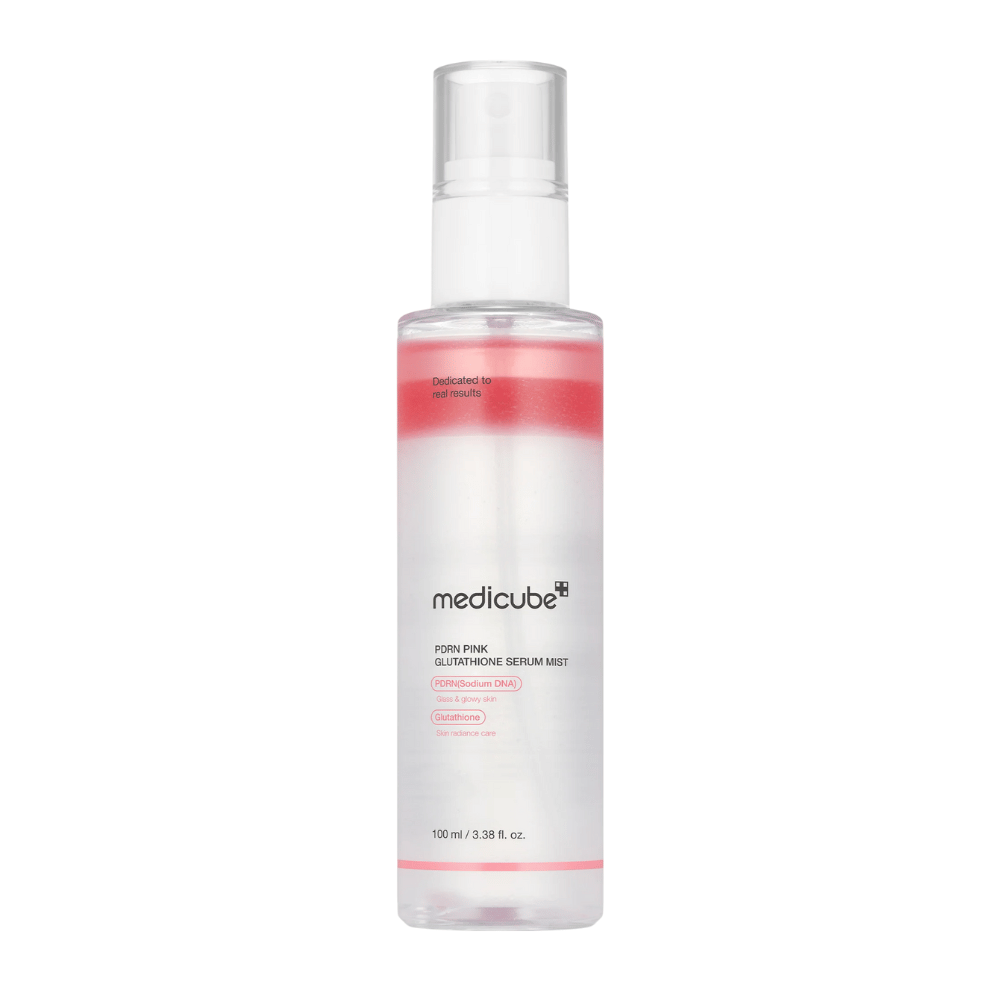 Medicube PDRN Pink Glutathione Serum Mist – Gesichtsspray in transparenter Flasche mit rosa Schicht, entworfen für Strahlen, Feuchtigkeit und verbesserte Hautelastizität.