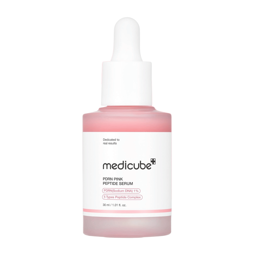 Medicube PDRN Pink Peptide Serum 30 ml, rosa Gesichtsserum mit 1 % PDRN und Peptiden in einer Glasflasche mit weißer Pipette vor weißem Hintergrund.