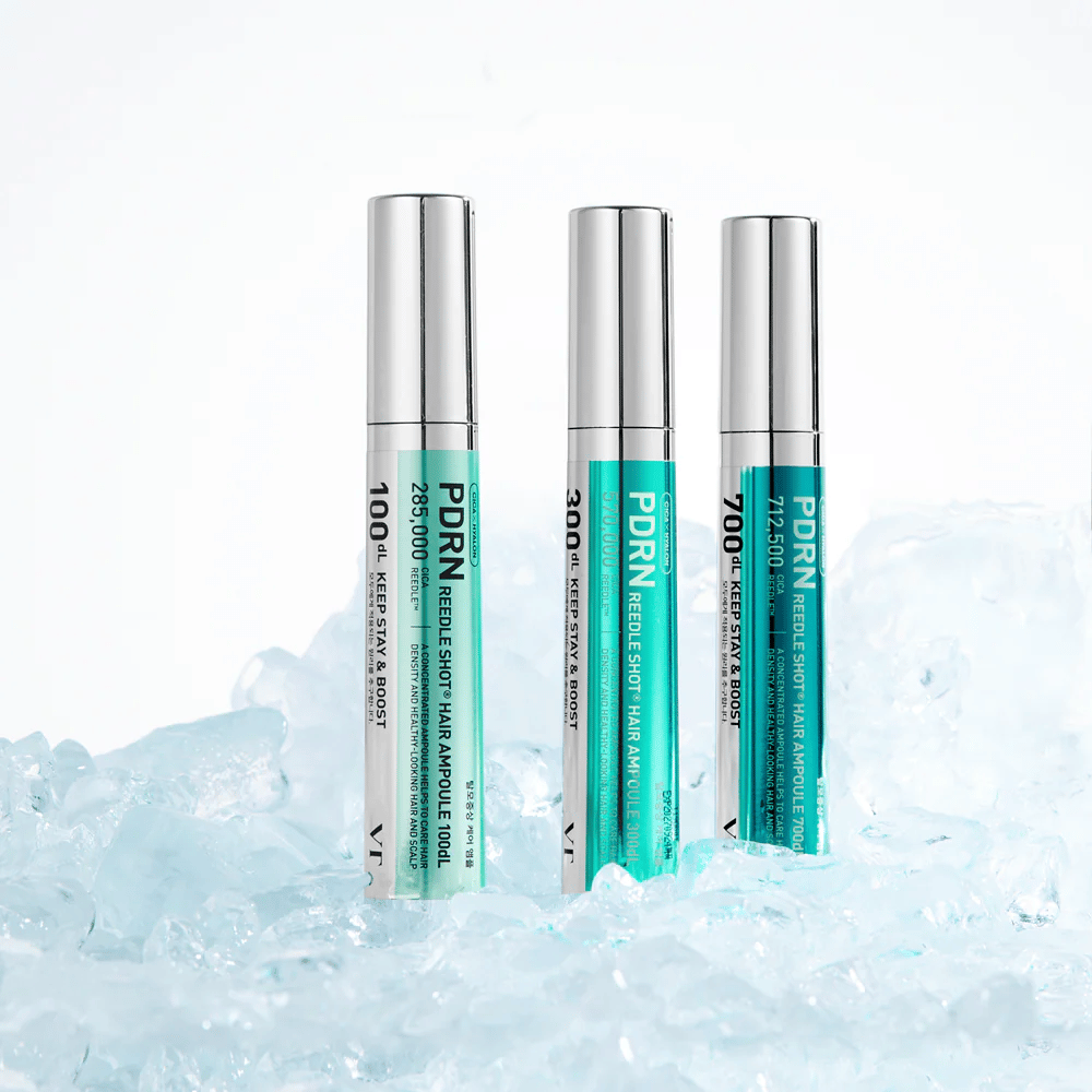 Mehrere Varianten der PDRN Reedle Shot Hair Ampoule auf Eis platziert, die eine erfrischende Wirkung und intensive Pflege für eine ausgewogene und gesunde Kopfhaut symbolisieren.
