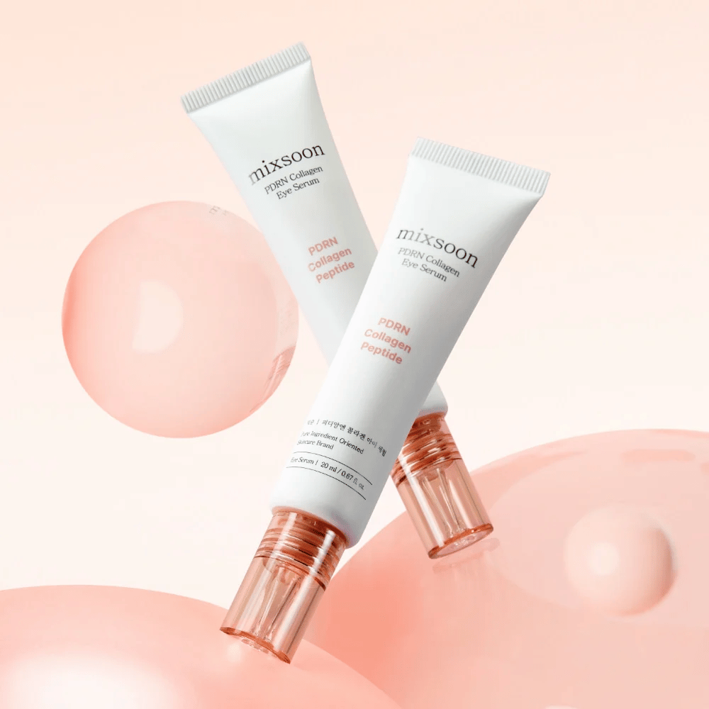 Mixsoon PDRN Collagen Eye Serum vor einem Hintergrund mit rosa Blasen. Ein strahlendes Augenserum mit PDRN, Kollagen und Peptiden.