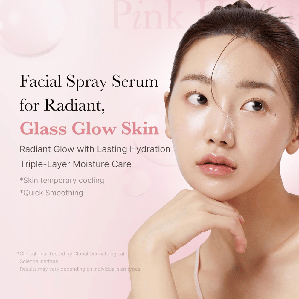 Frau mit glänzender, mit Feuchtigkeit versorgter Haut, die die Wirkung eines Gesichtssprays für 'Glass Glow Skin' illustriert. Text auf dem Bild beschreibt Feuchtigkeit, kühlende Wirkung und schnelle Glättung.