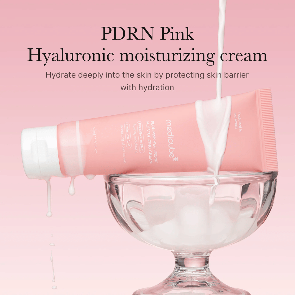 Medicube PDRN Pink Hyaluronic Moisturizing Cream in rosa Tube, die in eine Glasschale gehalten wird, mit Text, der tiefe Feuchtigkeitsversorgung und Hautbarriereschutz betont.
