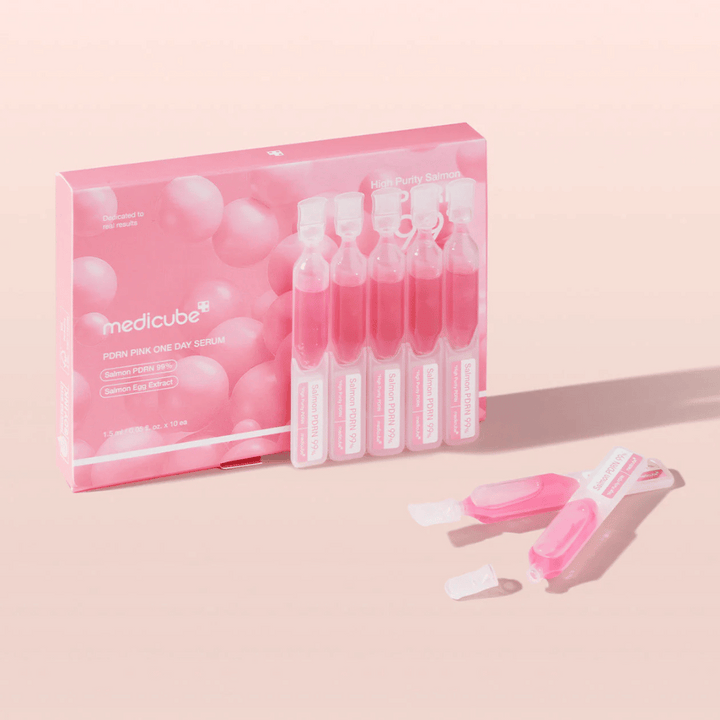 Medicube PDRN Pink One Day Serum Set med 10 ampuller innehållande 99 % lax-PDRN och laxromsextrakt för hudförnyelse, lyster och förbättrad hudstruktur.