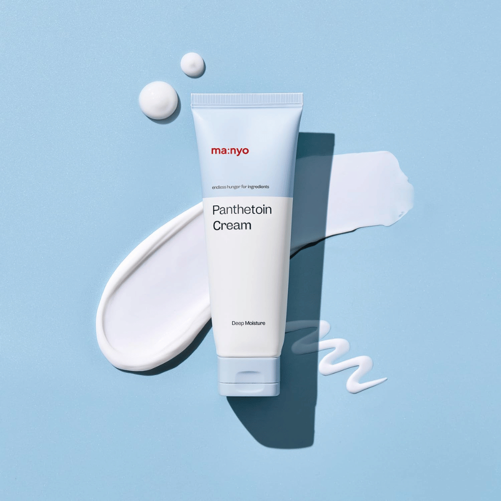 3. Ma:nyo Panthetoin Cream – Gesichtscreme für tiefe Feuchtigkeitsversorgung mit weißer Cremetextur vor hellblauem Hintergrund